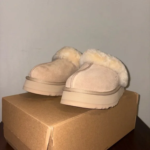 UGG Slippers - Picture 4 of 7